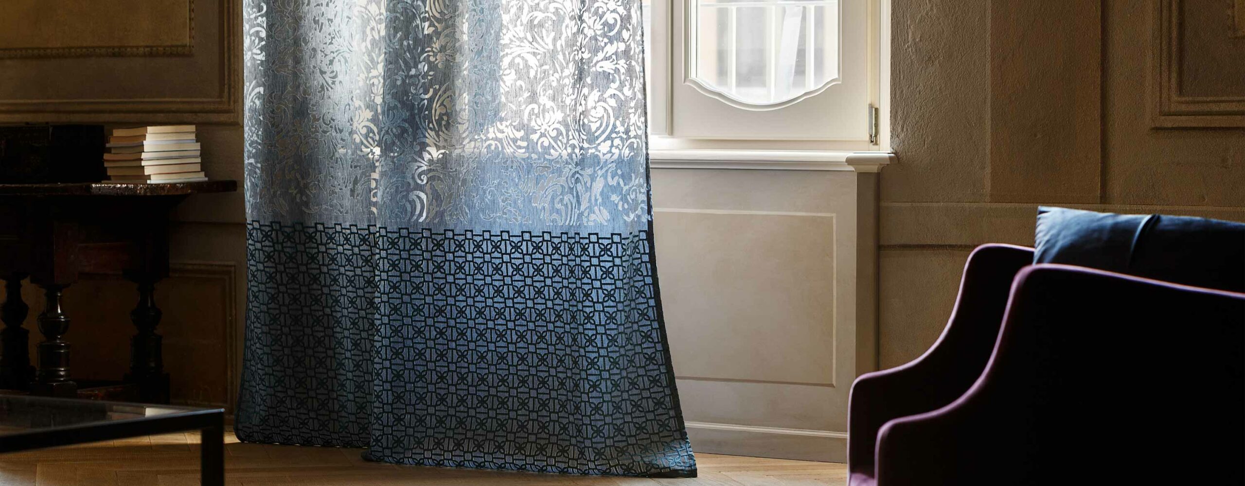 transparenter Vorhang Gardine mit Muster vor Sessel gardinen nürtingen bei bleher raumausstatter