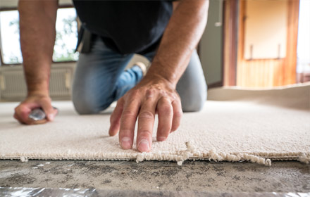 bodenleger nürtingen teppichboden verlegen teppichkante mit teppichmesser abschneiden bleher raumausstatter nürtingen